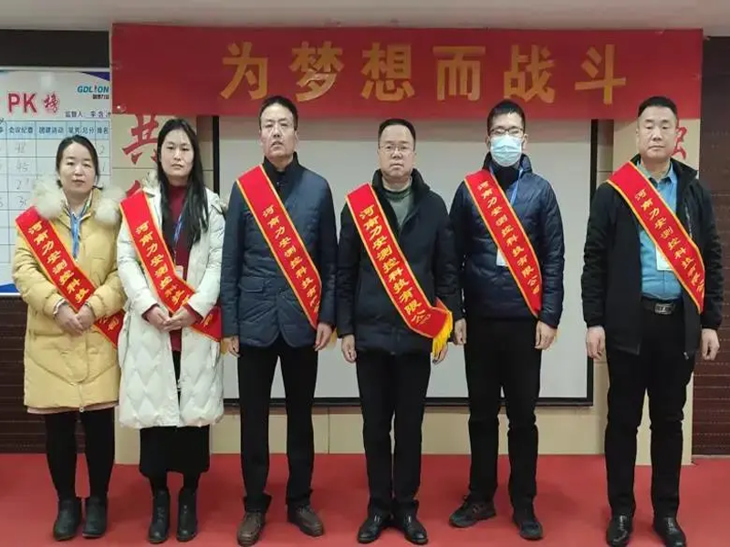他們是一束光，為伊始照亮